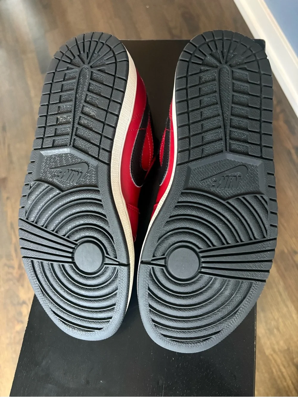 AIR JORDAN 1 | Low Reverse Bred Pebbled Swoosh Sneakers Red Blk Wht Mens Size 8